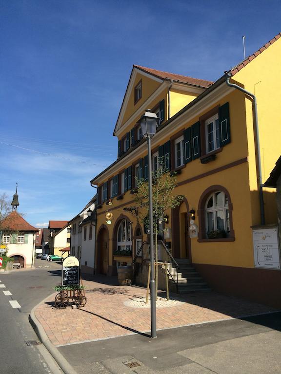 Weinhotel / Gasthaus Zur Sonne Иринген Экстерьер фото